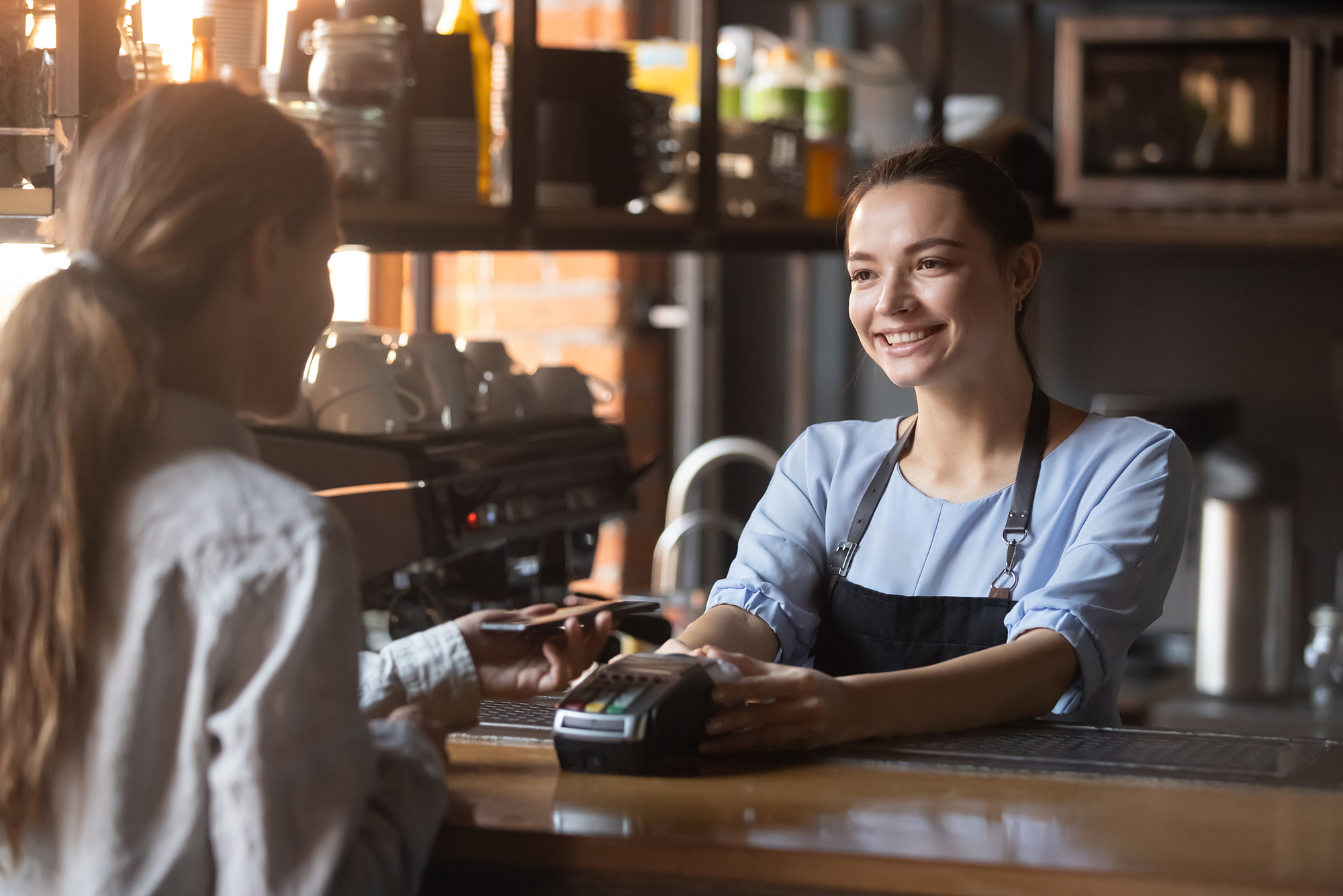 passage en caisse avec un terminal de paiement